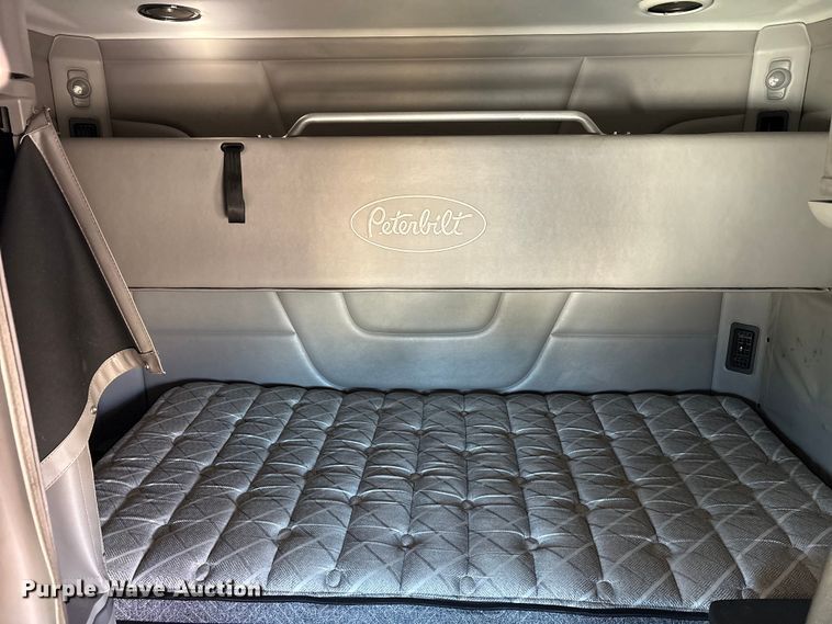 image for item YA1201 2017 Peterbilt 579 semi truck