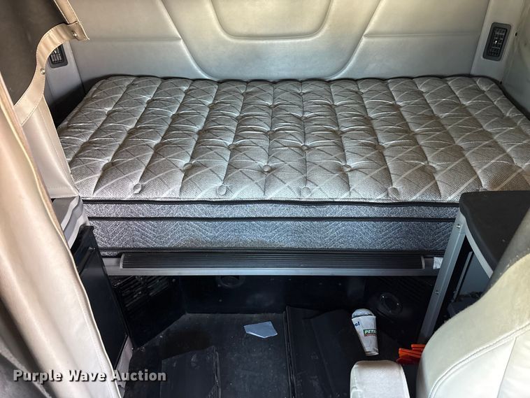 image for item YA1201 2017 Peterbilt 579 semi truck