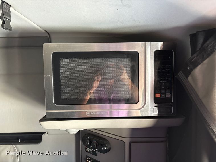 image for item YA1201 2017 Peterbilt 579 semi truck