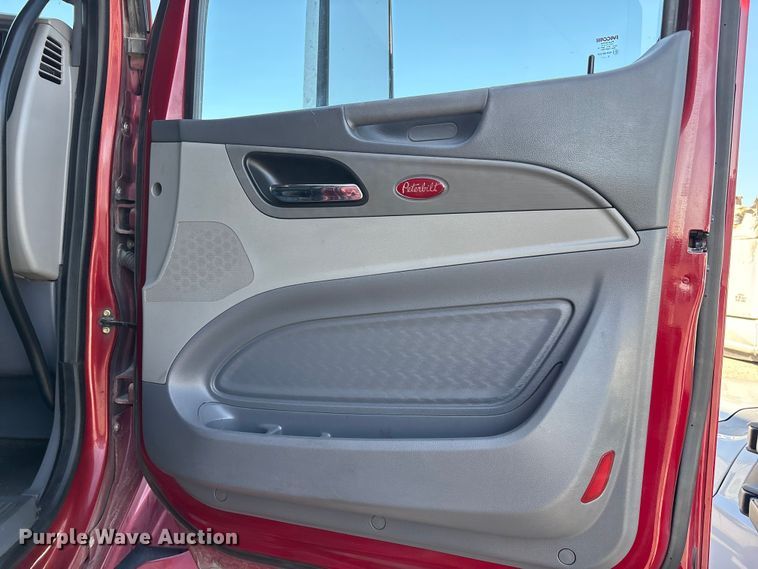 image for item YA1201 2017 Peterbilt 579 semi truck