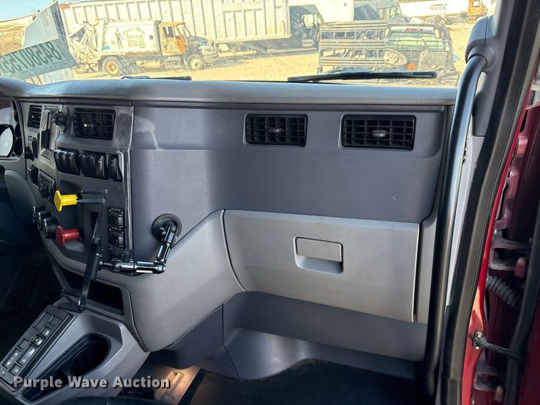 image for item YA1201 2017 Peterbilt 579 semi truck