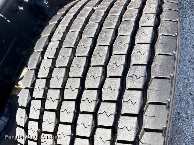 image for item YA1201 2017 Peterbilt 579 semi truck