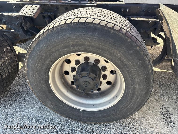 image for item YA1201 2017 Peterbilt 579 semi truck