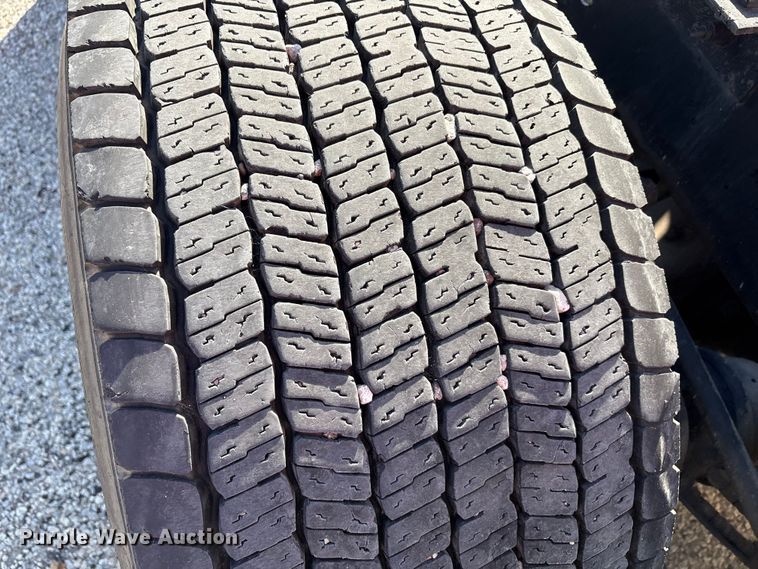 image for item YA1201 2017 Peterbilt 579 semi truck