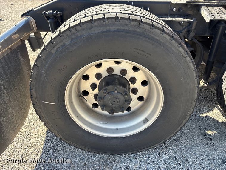 image for item YA1201 2017 Peterbilt 579 semi truck