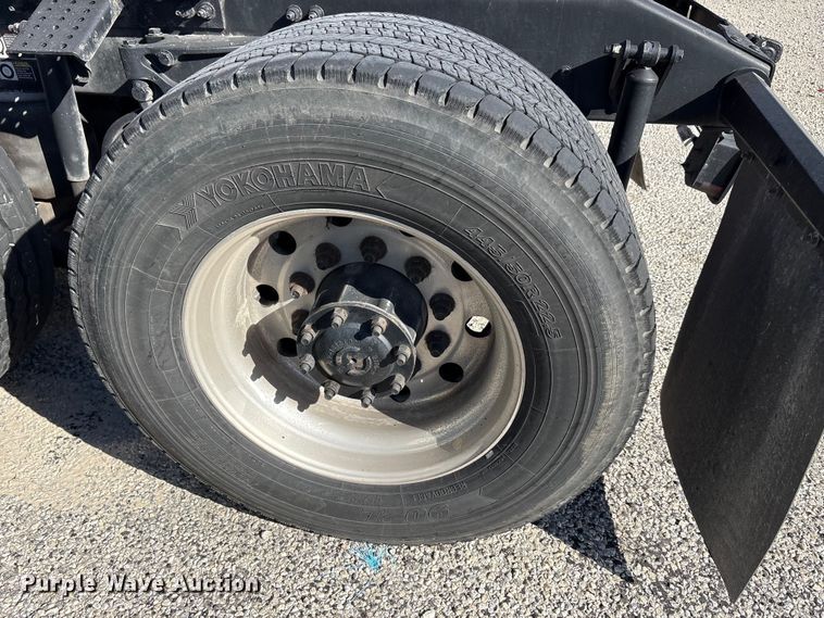 image for item YA1201 2017 Peterbilt 579 semi truck