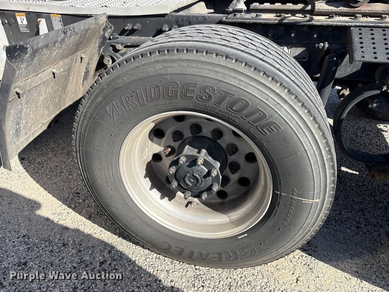 image for item YA1201 2017 Peterbilt 579 semi truck