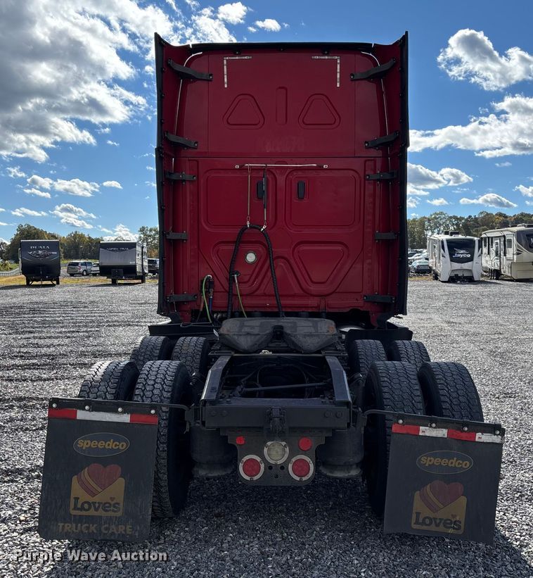 image for item YA1226 2020 Freightliner Cascadia semi truck