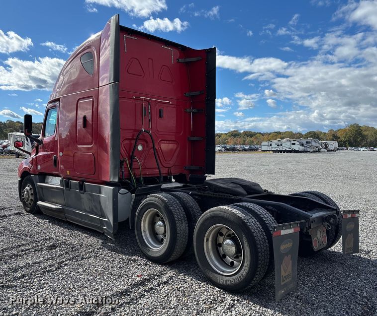 image for item YA1226 2020 Freightliner Cascadia semi truck