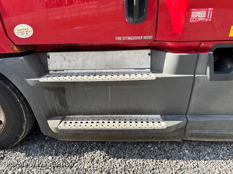 image for item YA1226 2020 Freightliner Cascadia semi truck