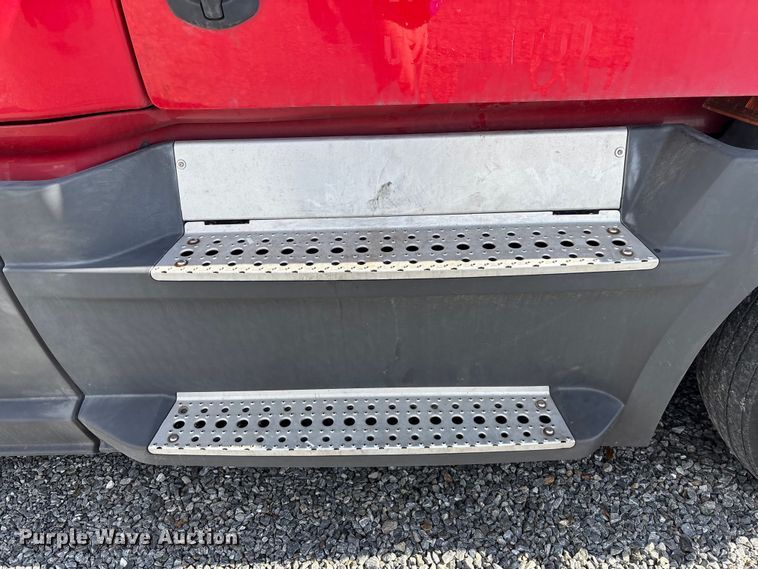 image for item YA1226 2020 Freightliner Cascadia semi truck