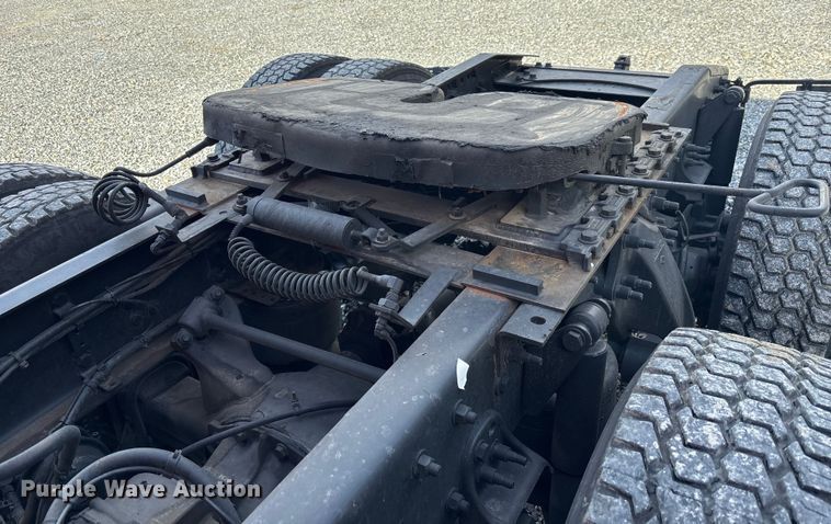 image for item YA1226 2020 Freightliner Cascadia semi truck