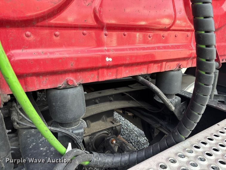 image for item YA1226 2020 Freightliner Cascadia semi truck