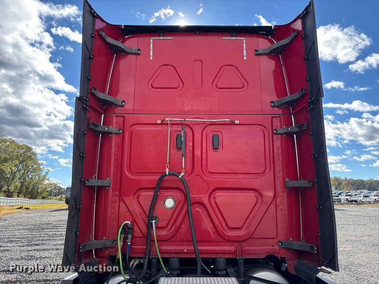 image for item YA1226 2020 Freightliner Cascadia semi truck