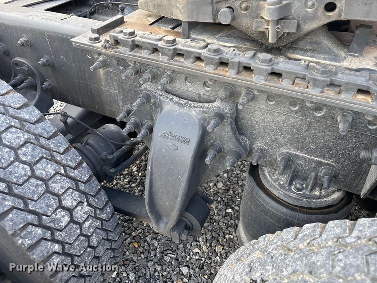 image for item YA1226 2020 Freightliner Cascadia semi truck