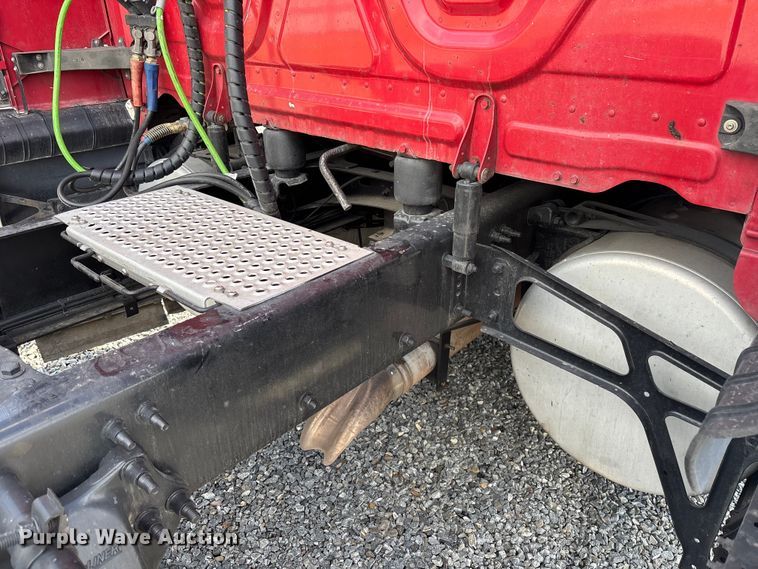 image for item YA1226 2020 Freightliner Cascadia semi truck