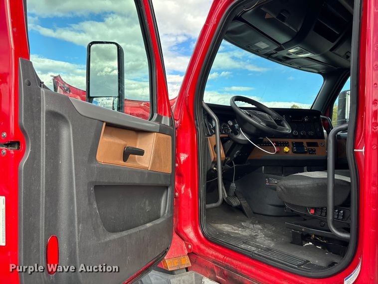 image for item YA1226 2020 Freightliner Cascadia semi truck