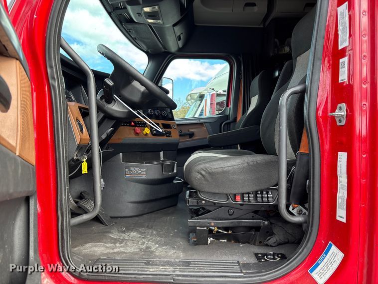 image for item YA1226 2020 Freightliner Cascadia semi truck