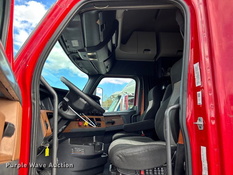 image for item YA1226 2020 Freightliner Cascadia semi truck