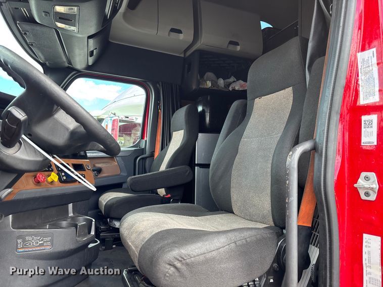 image for item YA1226 2020 Freightliner Cascadia semi truck