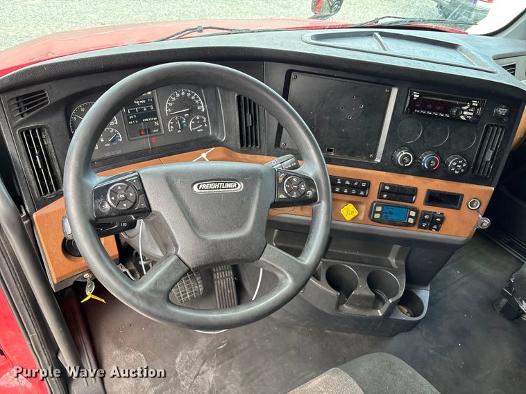 image for item YA1226 2020 Freightliner Cascadia semi truck