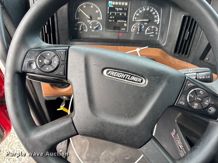 image for item YA1226 2020 Freightliner Cascadia semi truck