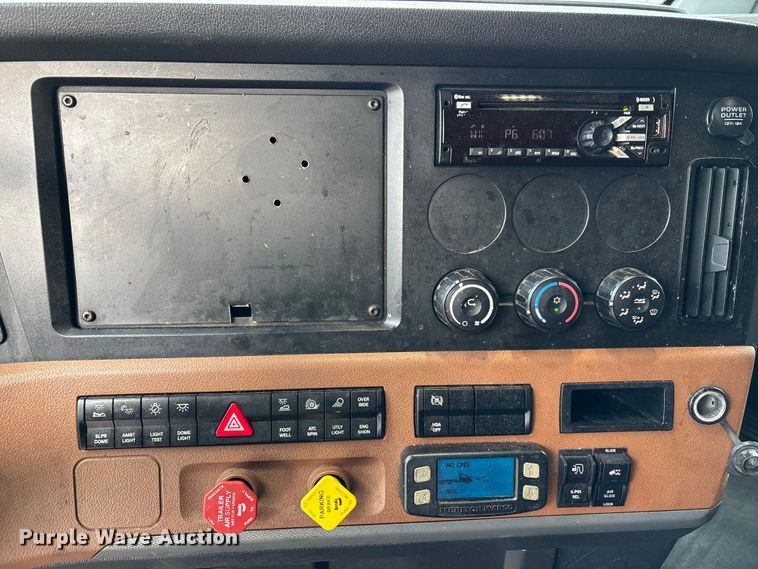 image for item YA1226 2020 Freightliner Cascadia semi truck