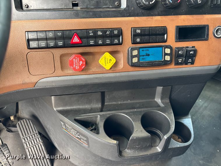 image for item YA1226 2020 Freightliner Cascadia semi truck