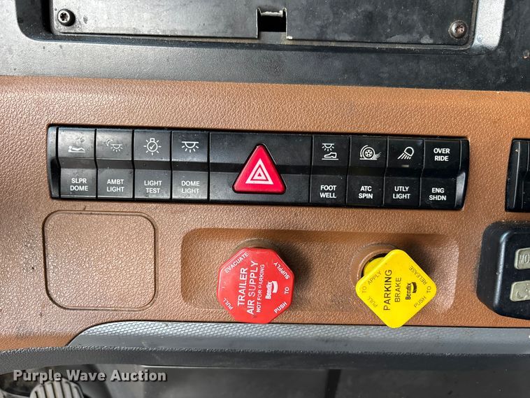 image for item YA1226 2020 Freightliner Cascadia semi truck