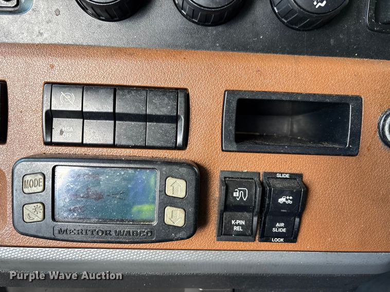 image for item YA1226 2020 Freightliner Cascadia semi truck