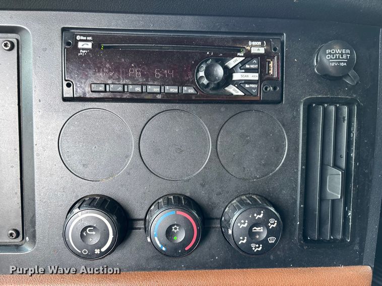 image for item YA1226 2020 Freightliner Cascadia semi truck