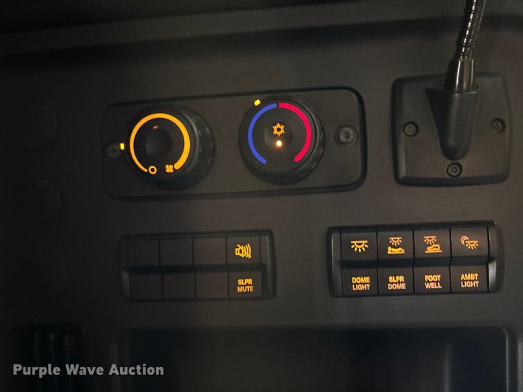 image for item YA1226 2020 Freightliner Cascadia semi truck