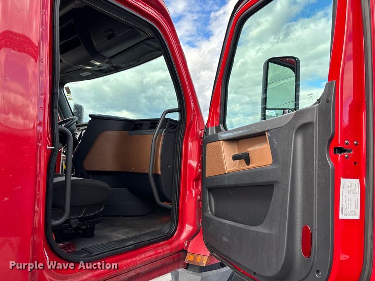 image for item YA1226 2020 Freightliner Cascadia semi truck