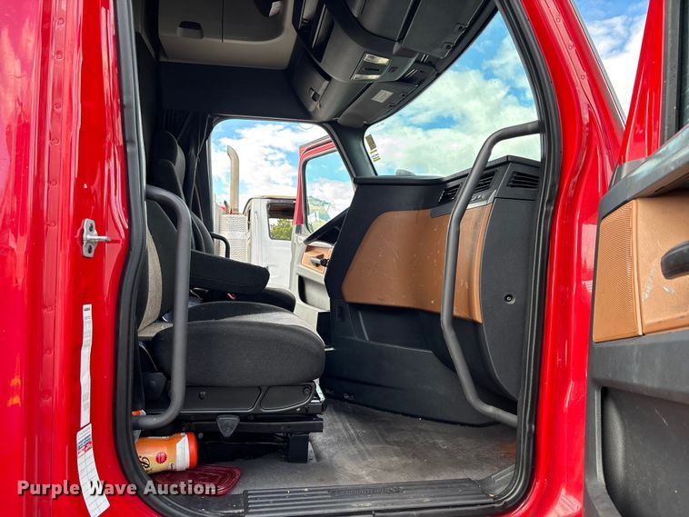 image for item YA1226 2020 Freightliner Cascadia semi truck