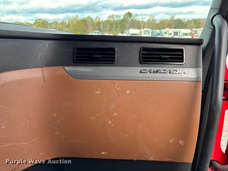 image for item YA1226 2020 Freightliner Cascadia semi truck