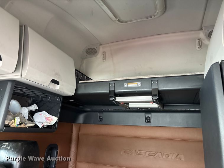 image for item YA1226 2020 Freightliner Cascadia semi truck