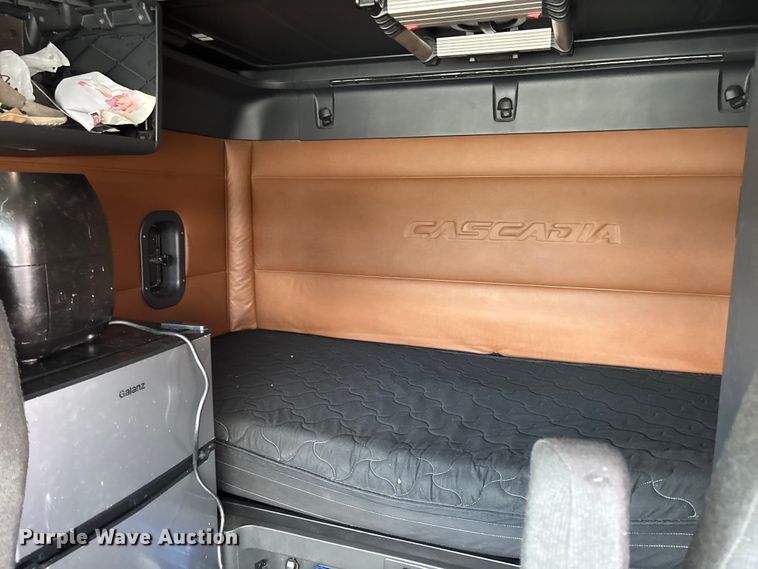 image for item YA1226 2020 Freightliner Cascadia semi truck