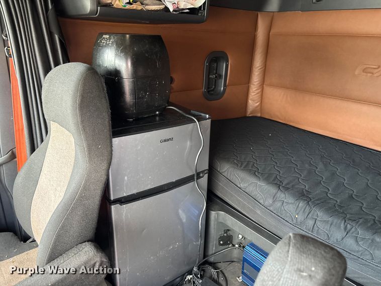 image for item YA1226 2020 Freightliner Cascadia semi truck