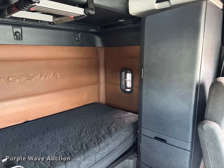 image for item YA1226 2020 Freightliner Cascadia semi truck