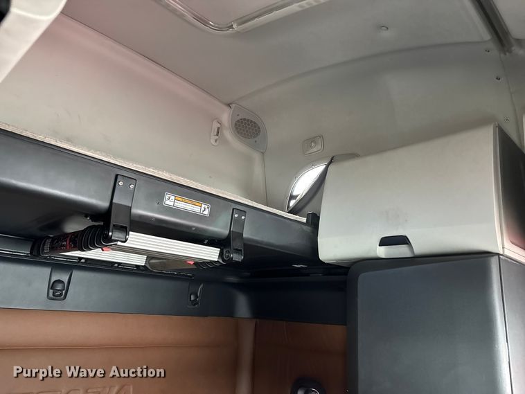 image for item YA1226 2020 Freightliner Cascadia semi truck