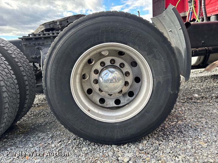 image for item YA1226 2020 Freightliner Cascadia semi truck