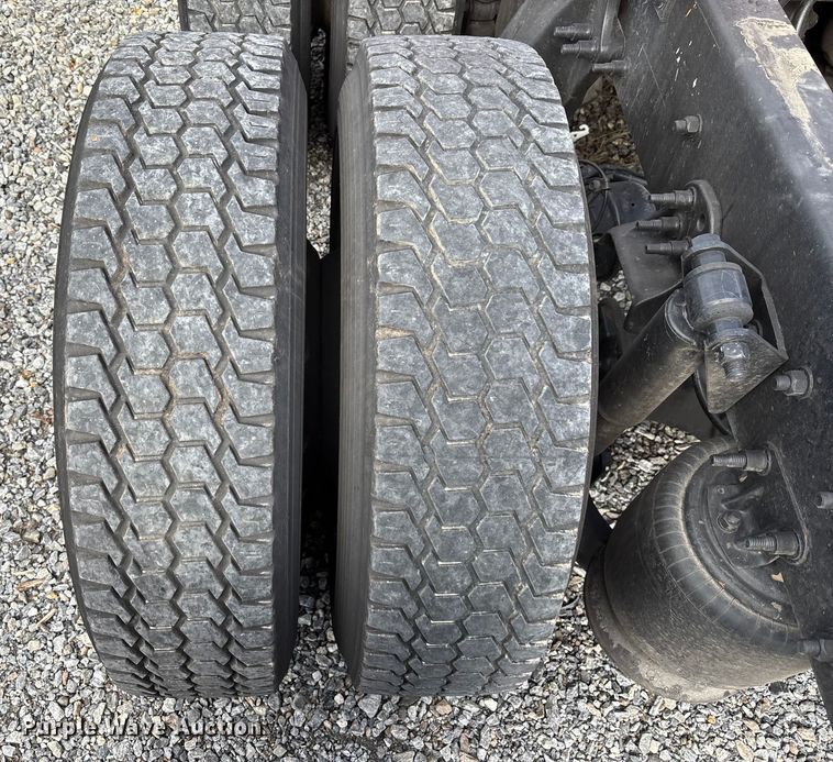 image for item YA1226 2020 Freightliner Cascadia semi truck