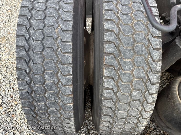 image for item YA1226 2020 Freightliner Cascadia semi truck