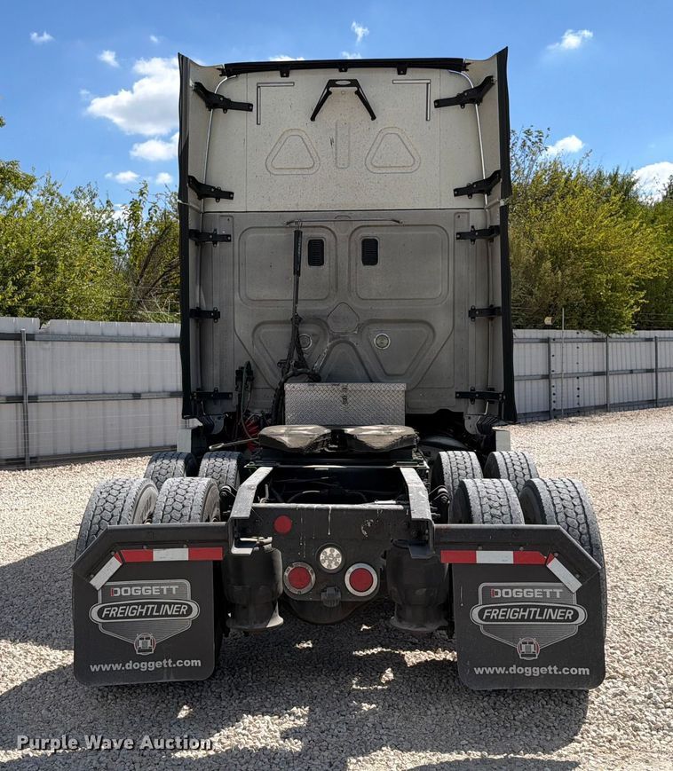 image for item YA1227 2016 Freightliner Cascadia semi truck