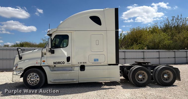 image for item YA1227 2016 Freightliner Cascadia semi truck