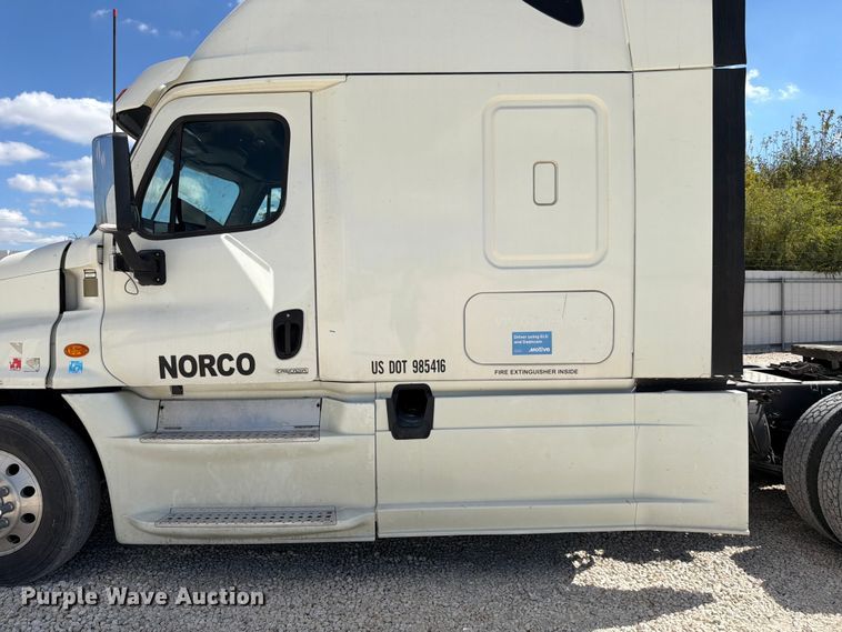 image for item YA1227 2016 Freightliner Cascadia semi truck