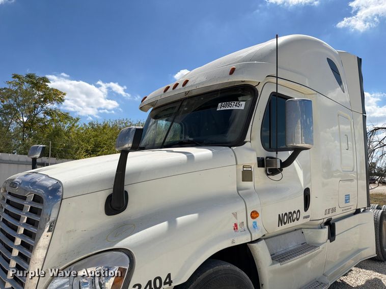 image for item YA1227 2016 Freightliner Cascadia semi truck