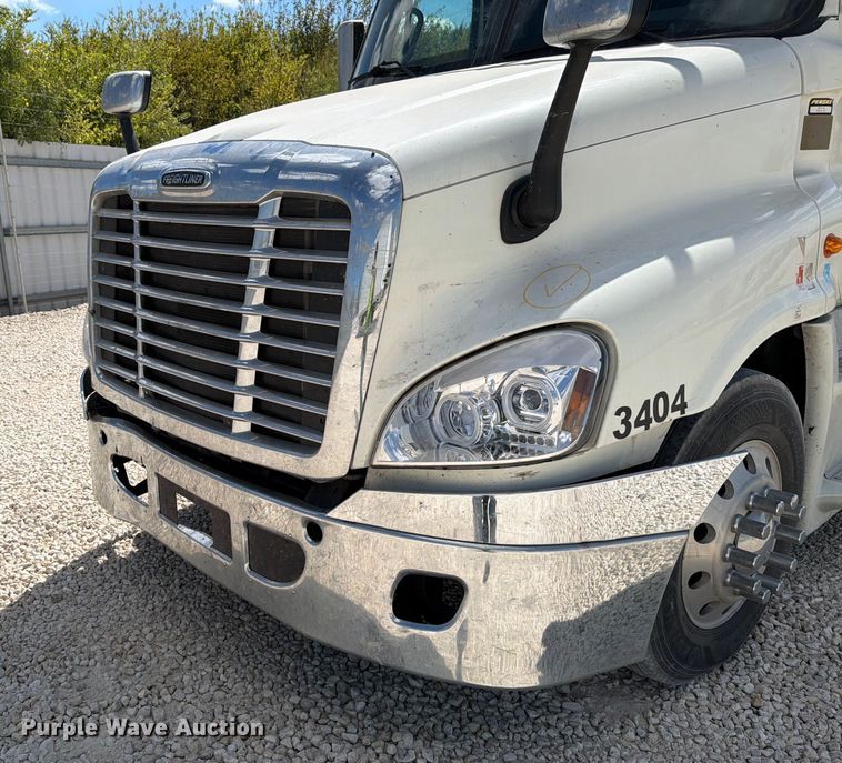 image for item YA1227 2016 Freightliner Cascadia semi truck