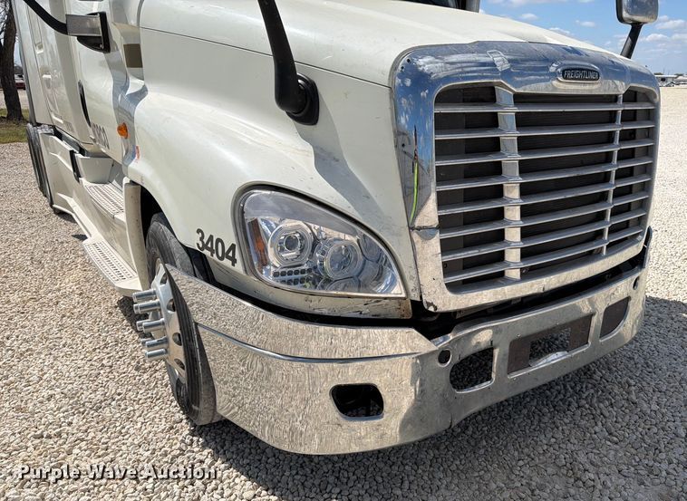 image for item YA1227 2016 Freightliner Cascadia semi truck