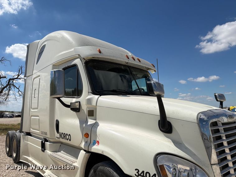 image for item YA1227 2016 Freightliner Cascadia semi truck